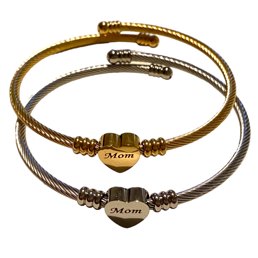 Montrez-lui à quel point vous l'aimez avec ce bracelet en forme de cœur. L'inscription se lit "Mom" en anglais "Maman" en français, en acier inoxydable convient à tous par son bracelet ajustable.