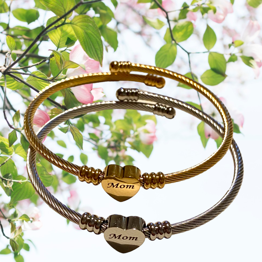 Montrez-lui à quel point vous l'aimez avec ce bracelet en forme de cœur. L'inscription se lit "Mom" en anglais "Maman" en français, en acier inoxydable convient à tous par son bracelet ajustable.