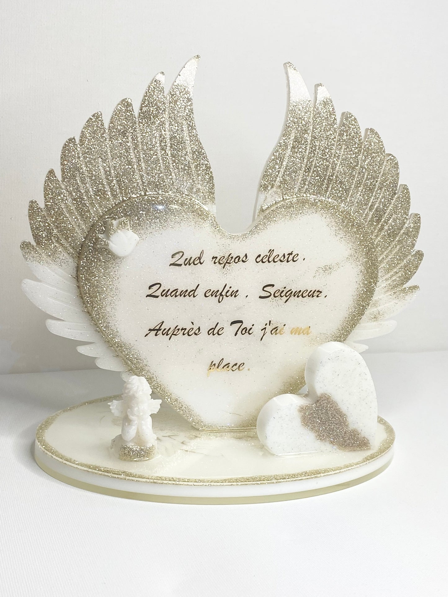 Plaque funéraire cœur ailes d'ange  fait mains en résine.