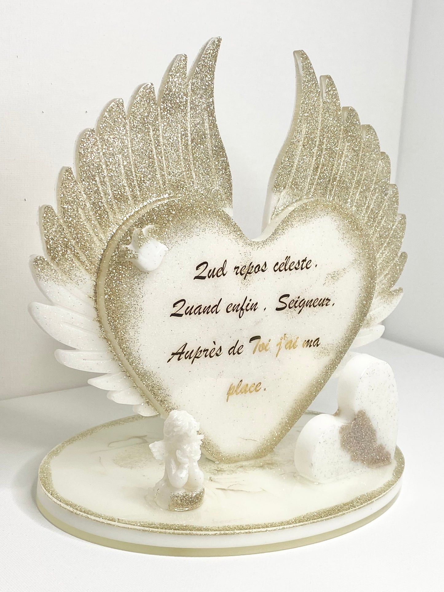 Plaque funéraire cœur ailes d'ange  fait mains en résine.